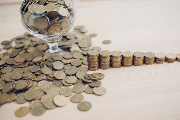 Vidrio con monedas y monedas pila intensificar el crecimiento creciente ahorro de dinero. Concepto de inversión financiera empresarial - Foto, Imagen