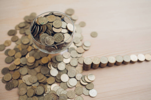 Vidrio con monedas y monedas pila intensificar el crecimiento creciente ahorro de dinero. Concepto de inversión financiera empresarial - Foto, imagen