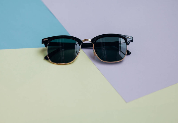 Las gafas de sol con persianas tienen un fondo vibrante - Foto, imagen