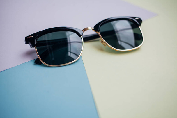 Sonnenbrillen mit Shutter-Farben haben einen lebendigen Hintergrund - Foto, Bild