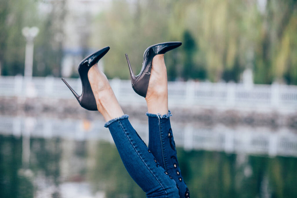 Nainen mustissa korkokengissä. lähikuva naisten jalat korkokengät - Valokuva, kuva