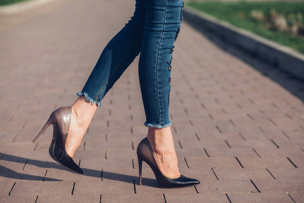 Женщина на черных каблуках. Крупный план женских ног на высоких каблуках - Фото, изображение