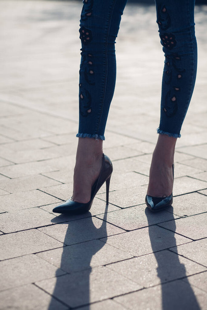 Frau in schwarzen High Heels. Nahaufnahme weiblicher Beine in High Heels - Foto, Bild