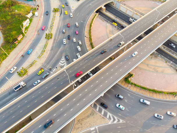 Top εναέρια άποψη διασταύρωση μεταφορών πόλη δρόμο με αυτοκίνητο κίνηση σύγχρονη πόλη - Φωτογραφία, εικόνα
