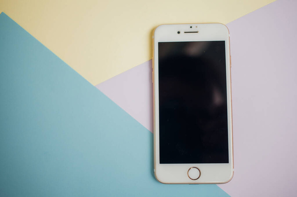 Smartphone na barevném pozadí s kopírovacím prostorem. Moderní a minimální barva stylu - Fotografie, Obrázek