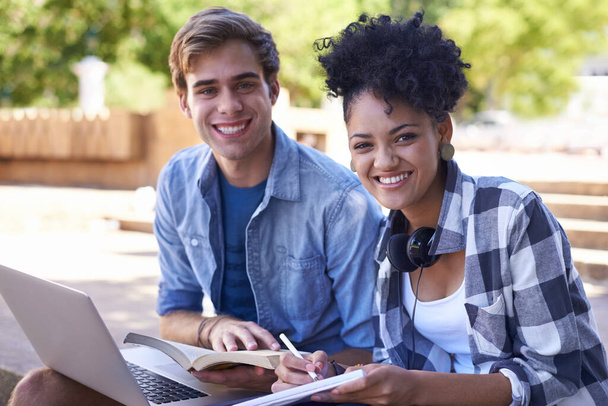 Το να μελετάμε μαζί βοήθησε τη σχέση μας να αναπτυχθεί. Φωτογραφία δύο φοιτητών που μελετούν μαζί στο χώρο της πανεπιστημιούπολης. - Φωτογραφία, εικόνα