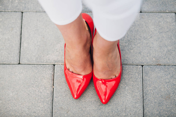 Žena v červených vysokých podpatcích. Detailní záběr ženských nohou na vysokých podpatcích - Fotografie, Obrázek