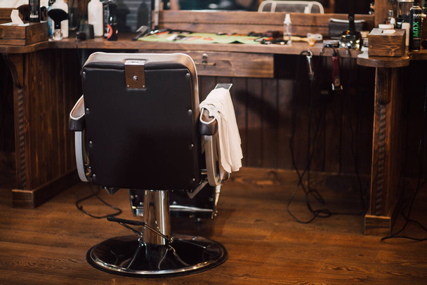Der Friseurstuhl. über den Arbeitstag im Friseursalon - Foto, Bild