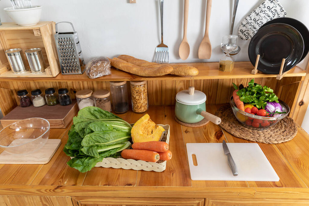 κουζίνα ξύλινη περιοχή σχεδιασμού για μικρές οικογένειες σπίτι και διαμέρισμα - Φωτογραφία, εικόνα