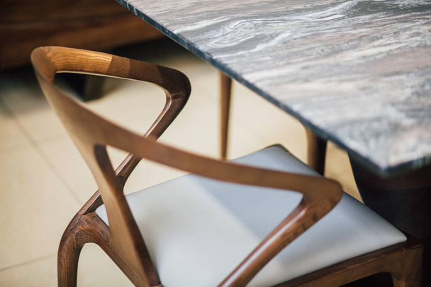 テーブルの近くの木製の椅子 - 写真・画像
