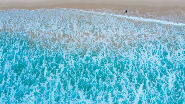 Górny widok z lotu ptaka piaszczystej plaży z podróżujących turystów w pięknym tle fali morskiej abstrakcyjne surin plaży Phuket Tajlandii  - Zdjęcie, obraz