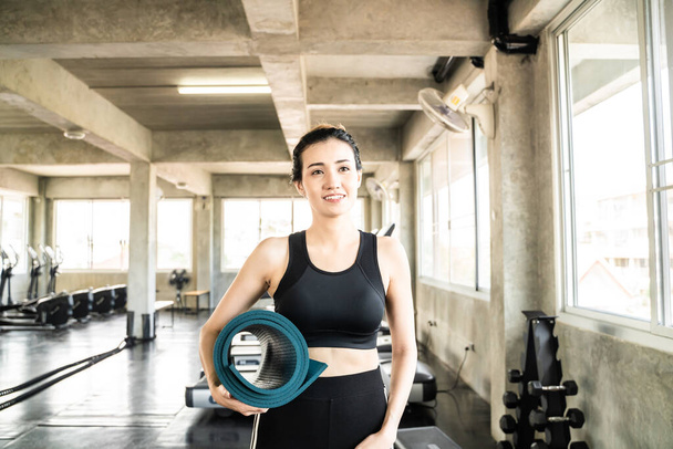 A nők folyamatosan jóga szőnyeg játék után a sport edzőteremben egészséges életmód - Fotó, kép