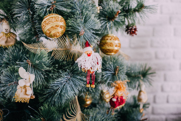 Kerst en Nieuwjaar vakantie achtergrond. Winterseizoen boom op appartement interieur - Foto, afbeelding