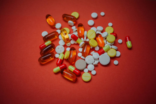 Un montón de píldoras medicinales. Fondo hecho de coloridas píldoras y cápsulas - Foto, imagen