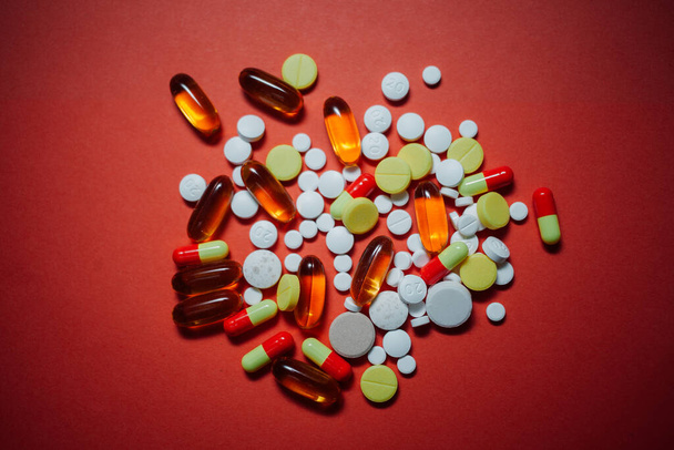 De oogst van medicijnpillen. Achtergrond gemaakt van kleurrijke pillen en capsules - Foto, afbeelding