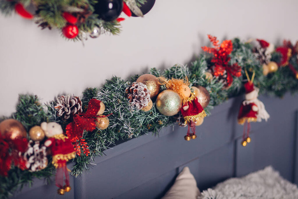Chambre décorée par Noël. Intérieur lumineux confortable, sapin du Nouvel An décoré avec des jouets et des guirlandes - Photo, image