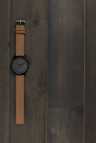Armbanduhr auf Holz Hintergrund  - Foto, Bild