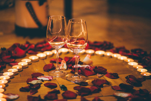 Heart of candles with rose petals - Φωτογραφία, εικόνα