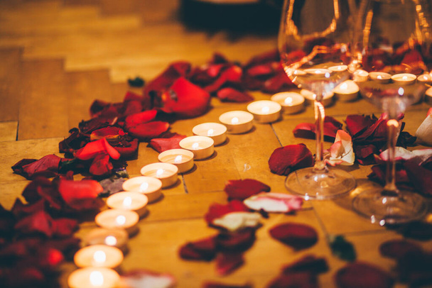 Corazón de velas con pétalos de rosa - Foto, Imagen