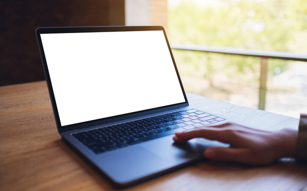 Образец изображения женщины, использующей и трогающей сенсорную панель ноутбука с белым экраном рабочего стола  - Фото, изображение