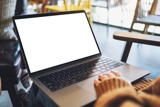 Imagen burlona de una mujer usando y tocando el touchpad portátil con pantalla de escritorio blanco en blanco  - Foto, imagen