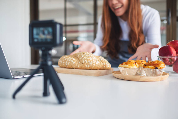 Una bella donna asiatica cibo blogger o vlogger registrazione di un video sulla macchina fotografica  - Foto, immagini