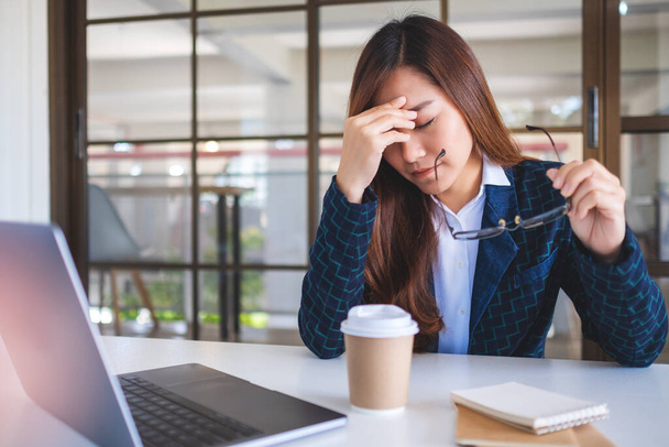 Businesswoman get stressed while having a problem at work in office - Foto, imagen