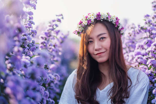 Portret Azjatki w pięknym polu kwiatów Margaret - Zdjęcie, obraz
