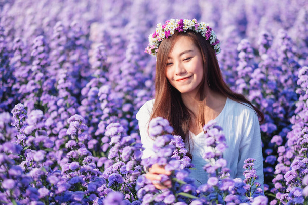 Portret van een aziatische vrouw in een mooi Margaret bloemenveld - Foto, afbeelding