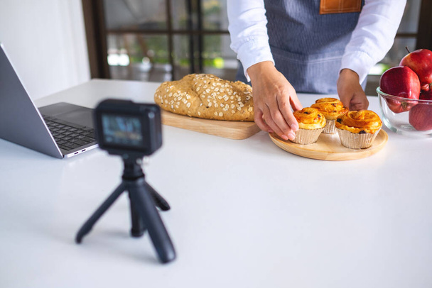 Una bloguera de comida o blogger grabando un video en cámara  - Foto, imagen