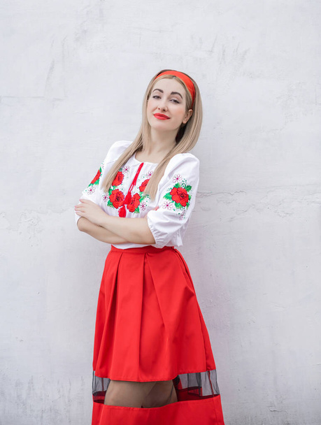 Europäische Folk modische Frau in Stickerei traditionelles Hemd. Konzept der Tracht - Foto, Bild