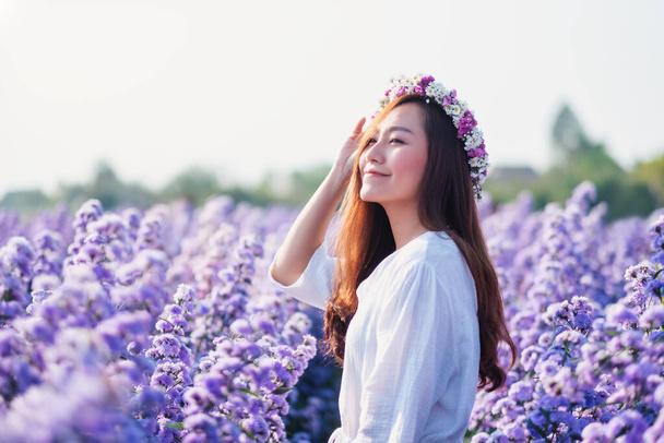 Muotokuva aasialaisesta naisesta kauniilla Margaret-kukkakentällä - Valokuva, kuva