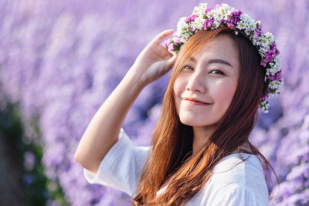 Portrait image of an asian woman in a beautiful Margaret flower field - Fotó, kép