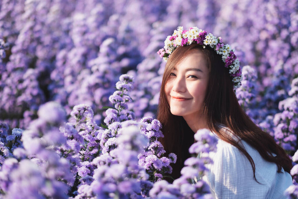 Portrait image of an asian woman in a beautiful Margaret flower field - Foto, imagen