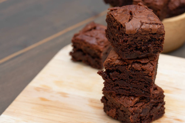 hausgemachte Kuchen Schokolade Brownies auf Holztisch - Foto, Bild