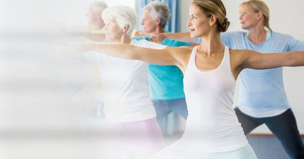 Verwischungseffekt mit Kopierraum gegen Yoga-Trainerin und Seniorengruppe, die Yoga machen. Yoga, Meditation und Seniorenheimkonzept - Foto, Bild