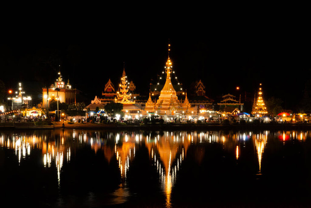 Nachtmarkt bij Wat Jong Kham en Jong Klang in de provincie Mae Hong Son, Thailand - selectieve focus. - Foto, afbeelding
