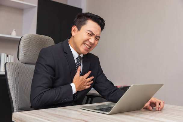 Επιχειρηματίας πάσχει από καρδιακή νόσο στο χώρο εργασίας. - Φωτογραφία, εικόνα