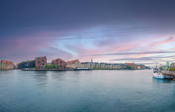 Pohled na malé budovy čtvrti Christianshavn a vodu Kodaňského průplavu. Kodaň, Dánsko - Fotografie, Obrázek