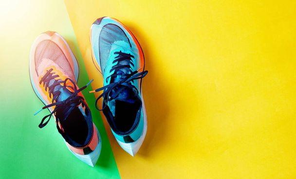 Μπλε και πορτοκαλί αθλητικά τρεξίματος στο πάτωμα χρώμα - Φωτογραφία, εικόνα