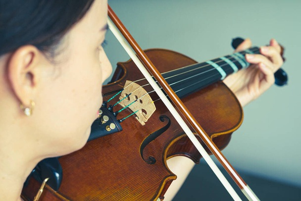 Frauen spielen Geige in Musik wie Musiker oder Geiger zeigen Saite im Porträt mit Sonne - Foto, Bild