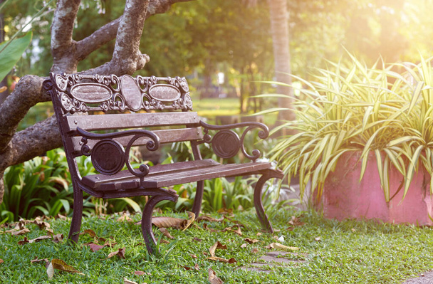 stary styl, klasyczna drewniana ławka lub krzesło w parku ze światłem słonecznym - Zdjęcie, obraz