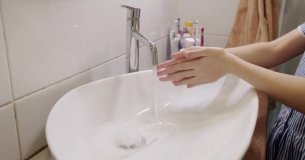 Banyoda ellerini sabunla yıkayan genç bir kadın, yakın plan. Coronavirüs - Video, Çekim