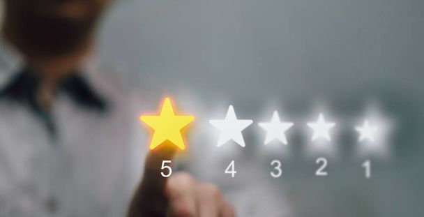 revisión del cliente servicio web por elegir 5 estrellas casilla de verificación mostrar la cara sonriente - Foto, imagen