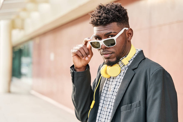 portrait d'un homme afro-américain avec des lunettes de soleil - Photo, image