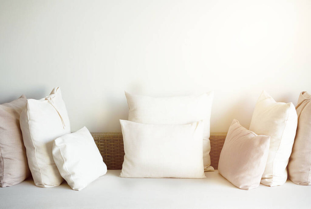 подушки на дивані з сонцем
 - Фото, зображення