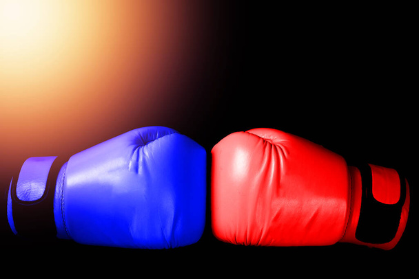 versus boksz kesztyű piros kék oldalon a harcot - Fotó, kép