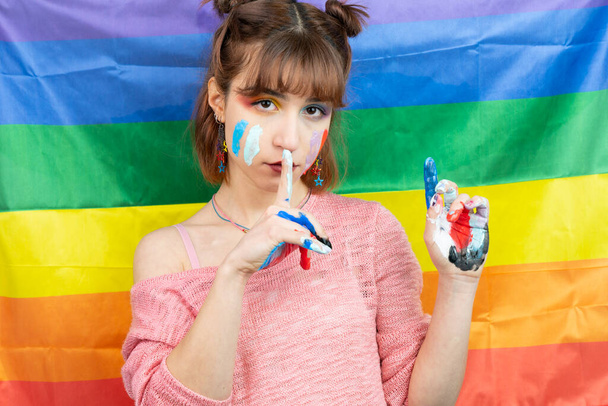 LGBT trots. Gelukkige vrouw met lgbt vlag  - Foto, afbeelding