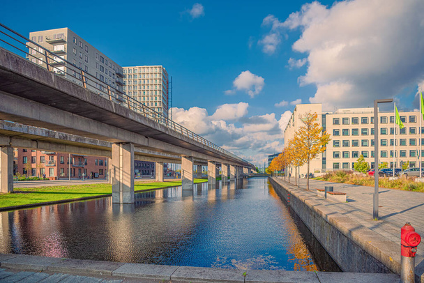 Kanál s vodou na restad bulváru v městské oblasti orestad. Na mostě, metro linka M1. Kodaň, Dánsko - Fotografie, Obrázek