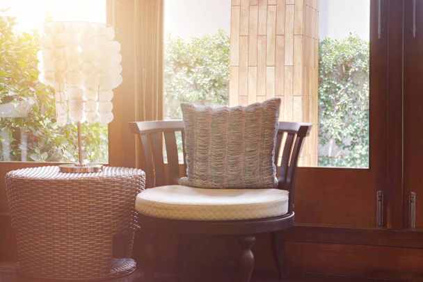 Sofa oder Sessel mit Tischlampe mit Fensterblick - Foto, Bild